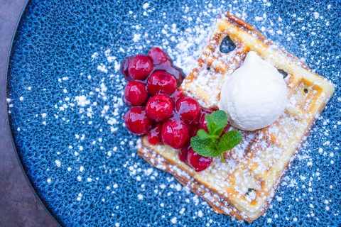 Waffeln mit heißen Kirschen