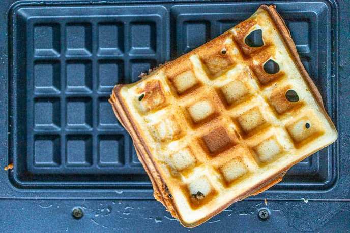 Goldbraun gebackene Waffel auf dem Waffeleisen