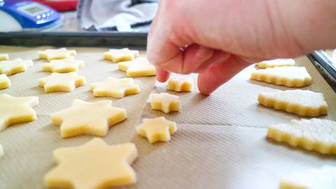 Weihnachtskekse roh auf dem Backblech