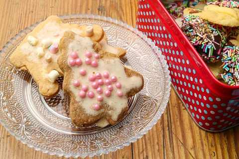 Weihnachtskekse mit Zuckerdekoration