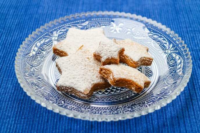 Weihnachtsplätzchen auf einem Teller