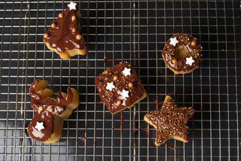 Weihnachtsmuffins mit Schokolade und Zuckerperlen dekoriert