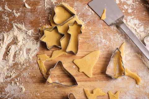 Weihnachtsplätzchen ausstechen
