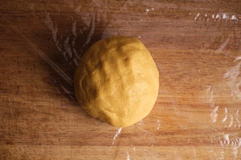 Weihnachtsplätzchen Teig in Folie verpacken