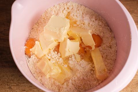 Weihnachtsplätzchen Teig Zutaten in der Schüssel mit Butter