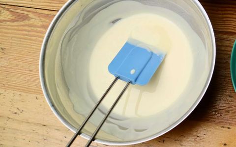 weiße Schokolade schmeckt ausgezeichnet zu den Erdbeermuffins