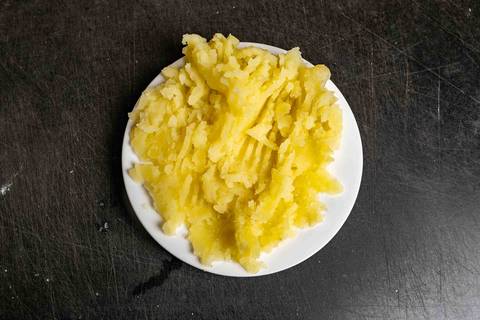 Zerdrücke Kartoffeln für Kartoffelbrotteig