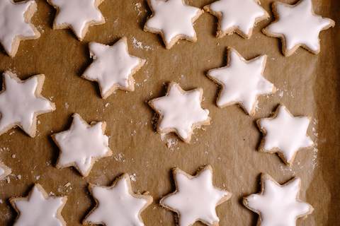 Zimtsterne mit Glasur fertig gebacken