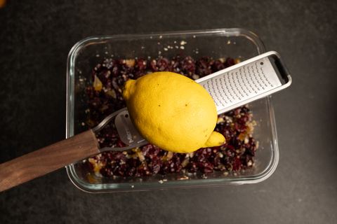 Zitronenschale zu Trockenfrüchte ergänzen