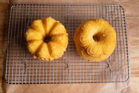 Zitronenkuchen auf Gitter