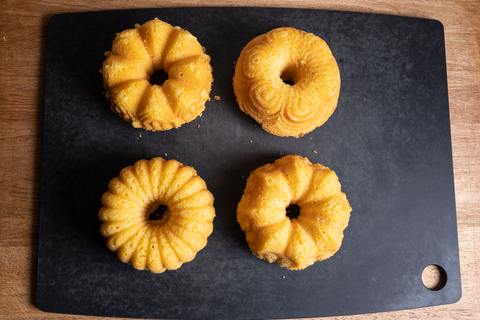 Zitronenkuchen gebacken und frisch gestürzt