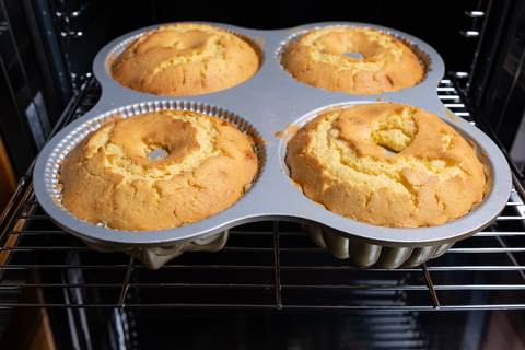Zitronenkuchen gebacken im Ofen