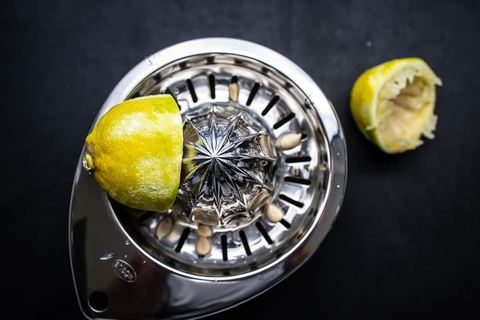 Zitronensaft auspressen