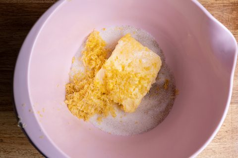 Zitronenschale mit Butter, Zucker und Vanillezucker