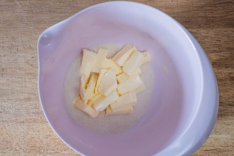 Zucker und Butter in Schüssel