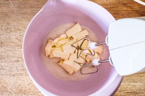 Zucker und Butter verrühren