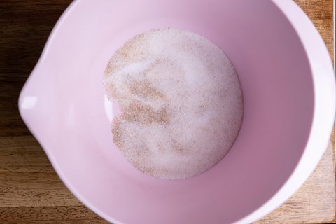 Zucker und Vanillezucker in Backschüssel