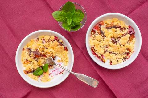 Zwetschgen-Crumble mit goldbraunen Butterstreuseln im Förmchen
