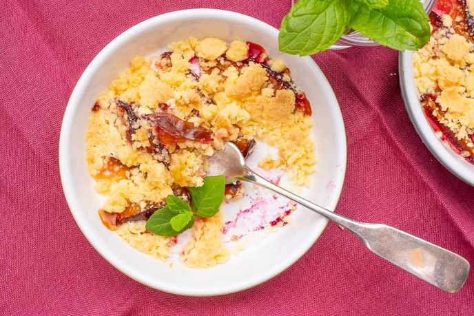 Zwetschgen-Crumble mit knusprigen Streuseln in der Nahaufnahme