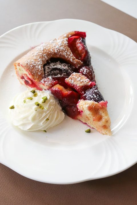 Pflaumenkuchen mit Schlagsahne