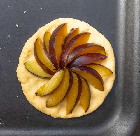 Zwetschgentarte belegt vor dem backen